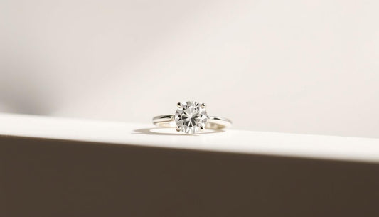 Anillos de compromiso sin piedra: minimalismo elegante en Bodhana - BODHANA