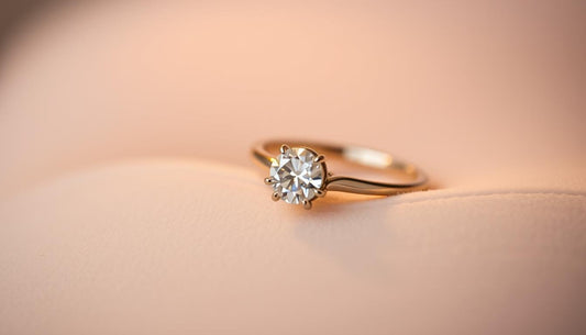 En qué dedo se usa el anillo de compromiso y su significado - BODHANA