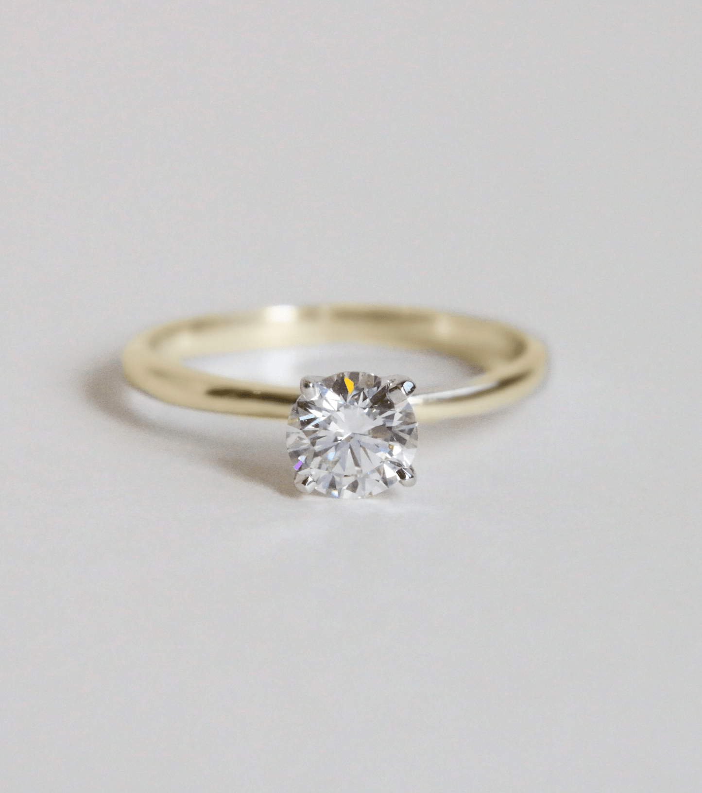 0.50 ct Anillo de compromiso con diamante redondo en oro 14 kilates - BODHANA