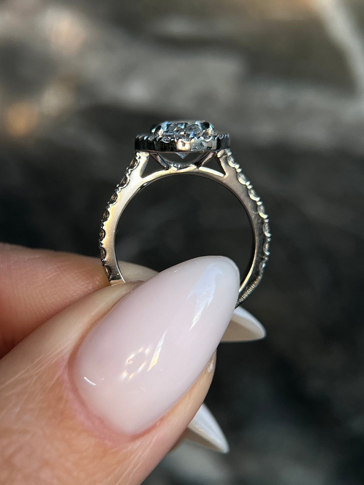 1.5 ct Anillo de compromiso con diamante ovalado en oro de 14k con Halo Pave - BODHANA