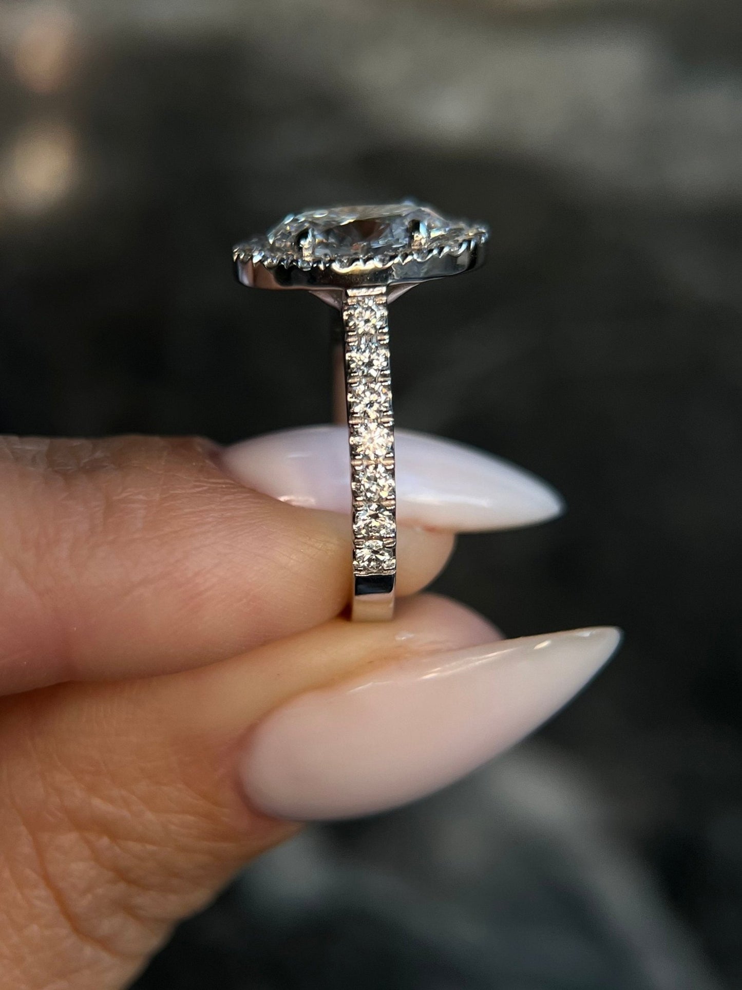 1.5 ct Anillo de compromiso con diamante ovalado en oro de 14k con Halo Pave - BODHANA