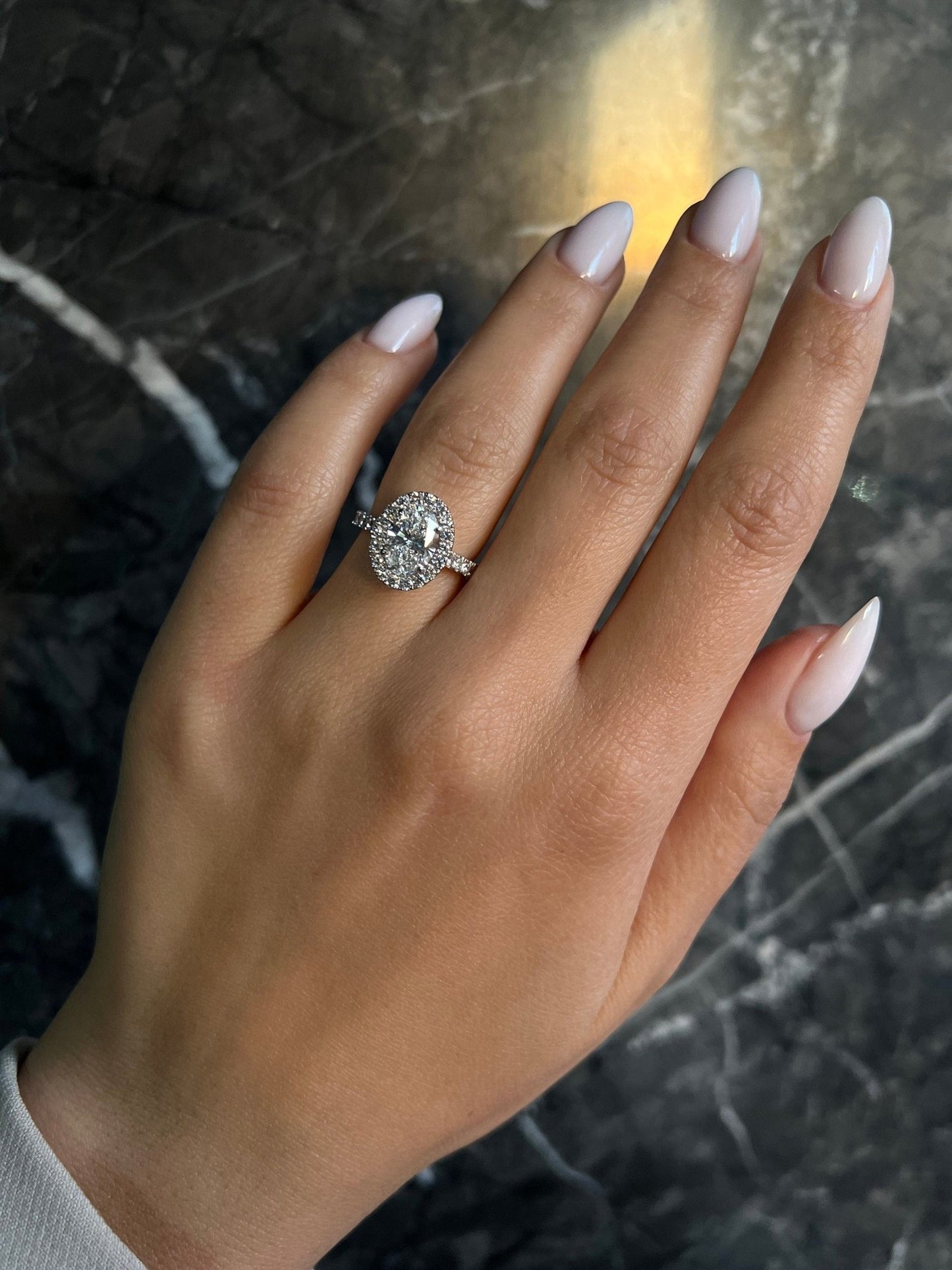 1.5 ct Anillo de compromiso con diamante ovalado en oro de 14k con Halo Pave - BODHANA