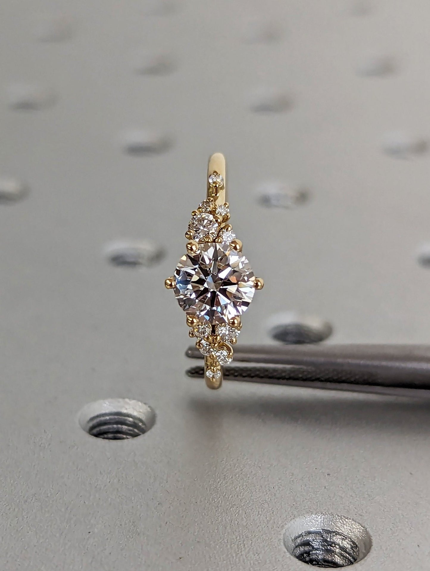1 ct Anillo de compromiso con diamante redondo en oro de 14K - BODHANA