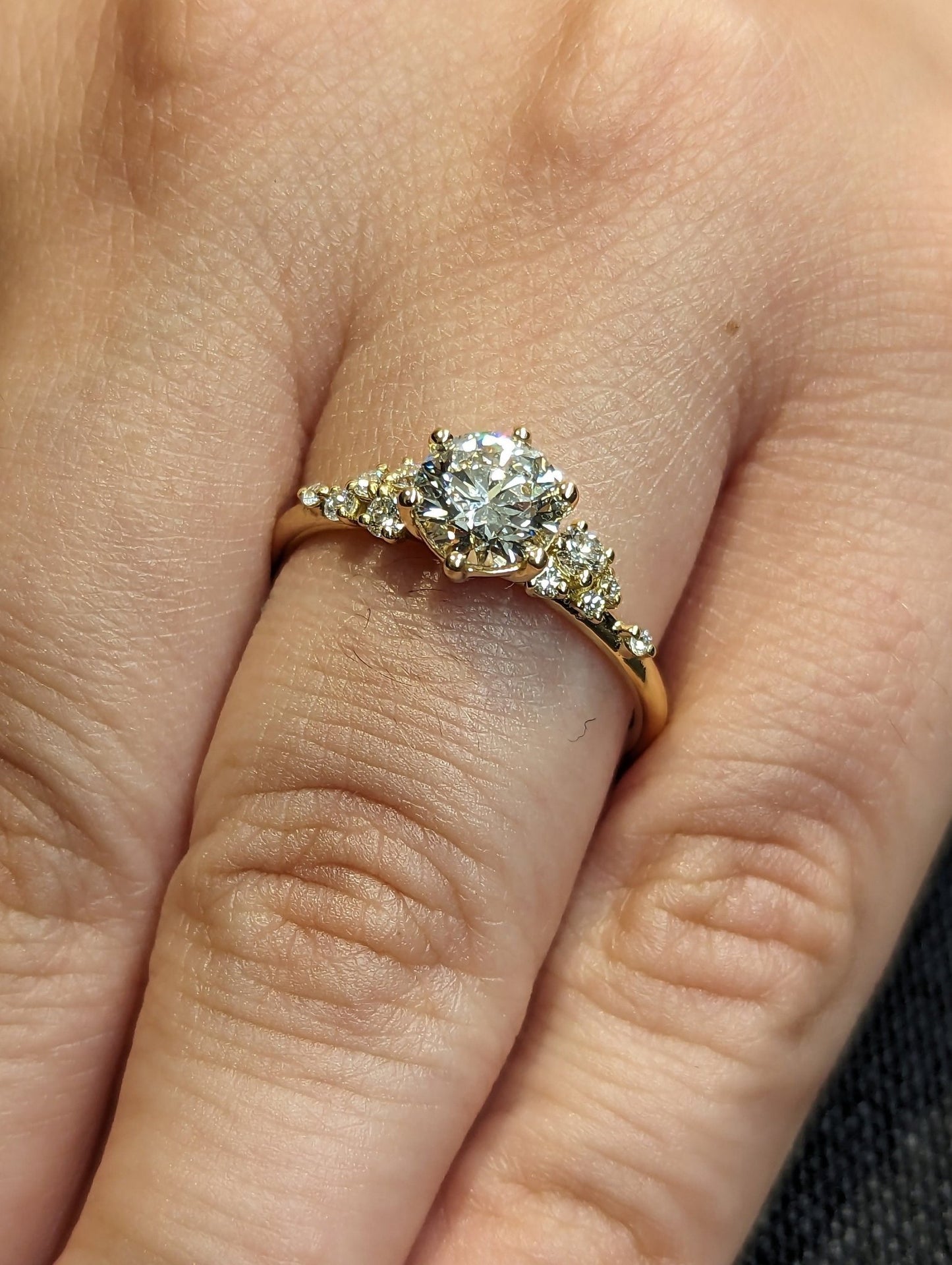 1 ct Anillo de compromiso con diamante redondo en oro de 14K - BODHANA