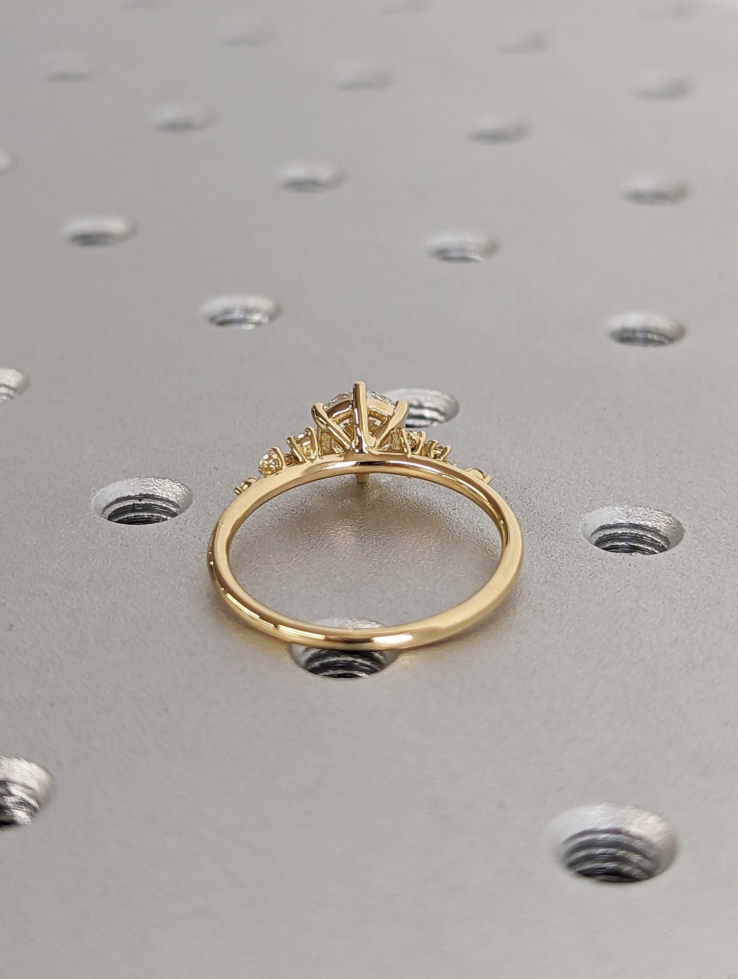 1 ct Anillo de compromiso con diamante redondo en oro de 14K - BODHANA