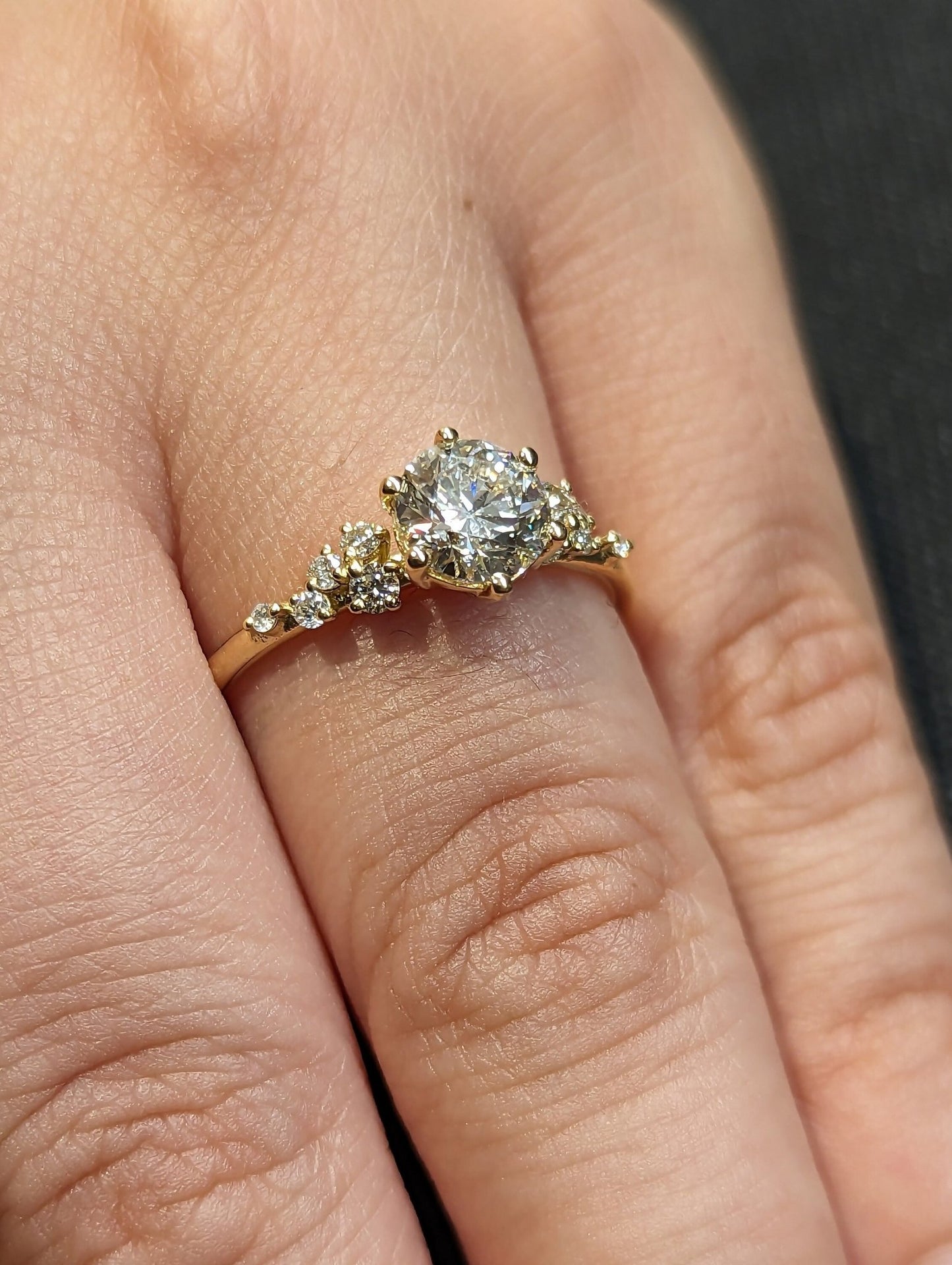 1 ct Anillo de compromiso con diamante redondo en oro de 14K - BODHANA