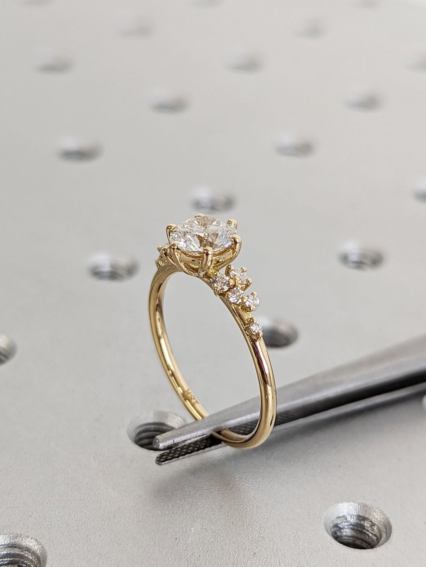 1 ct Anillo de compromiso con diamante redondo en oro de 14K - BODHANA