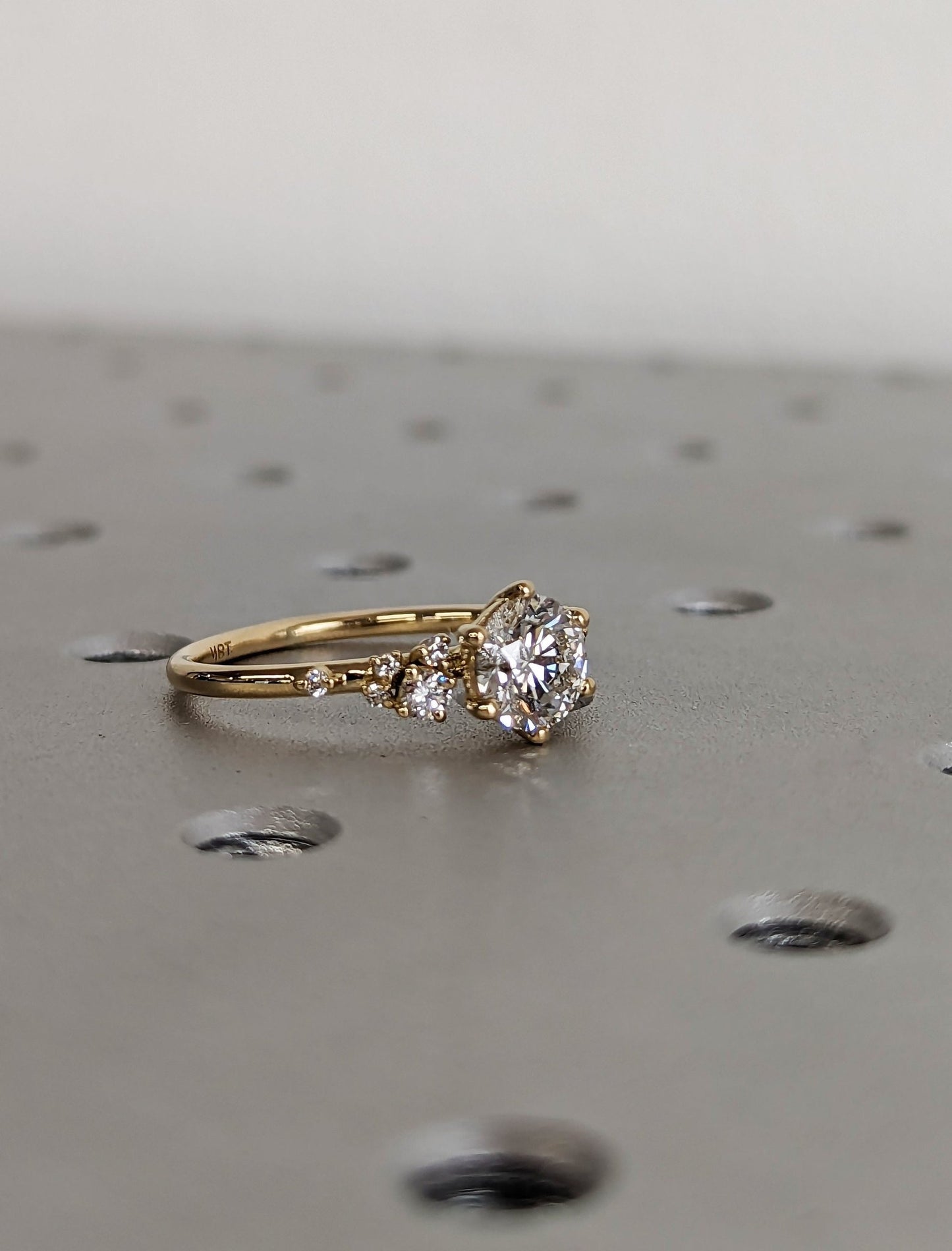 1 ct Anillo de compromiso con diamante redondo en oro de 14K - BODHANA