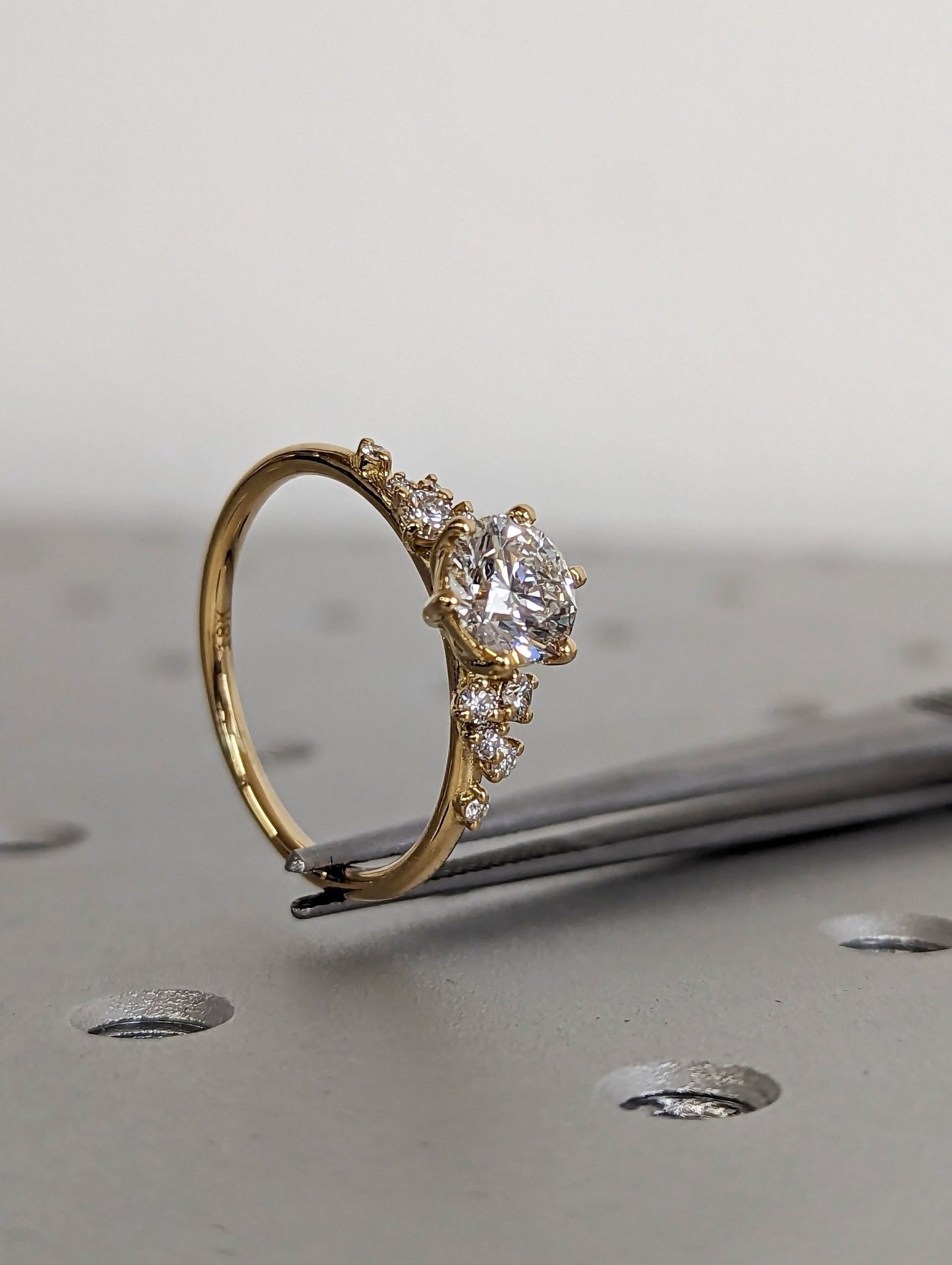 1 ct Anillo de compromiso con diamante redondo en oro de 14K - BODHANA