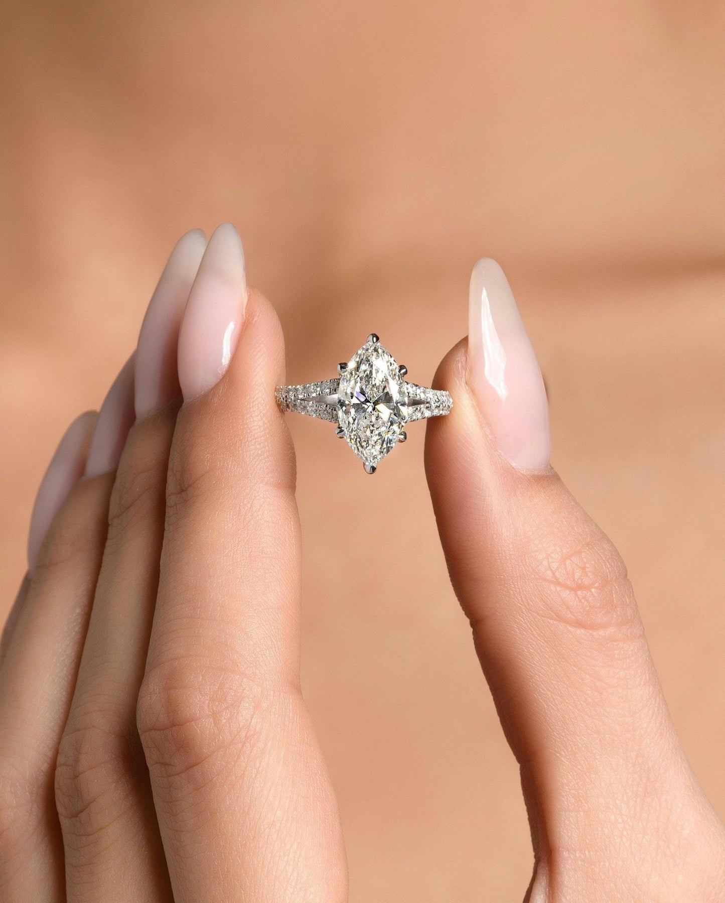 3.30 ct Anillo de compromiso con diamante corte Marquise en oro de 14k - BODHANA