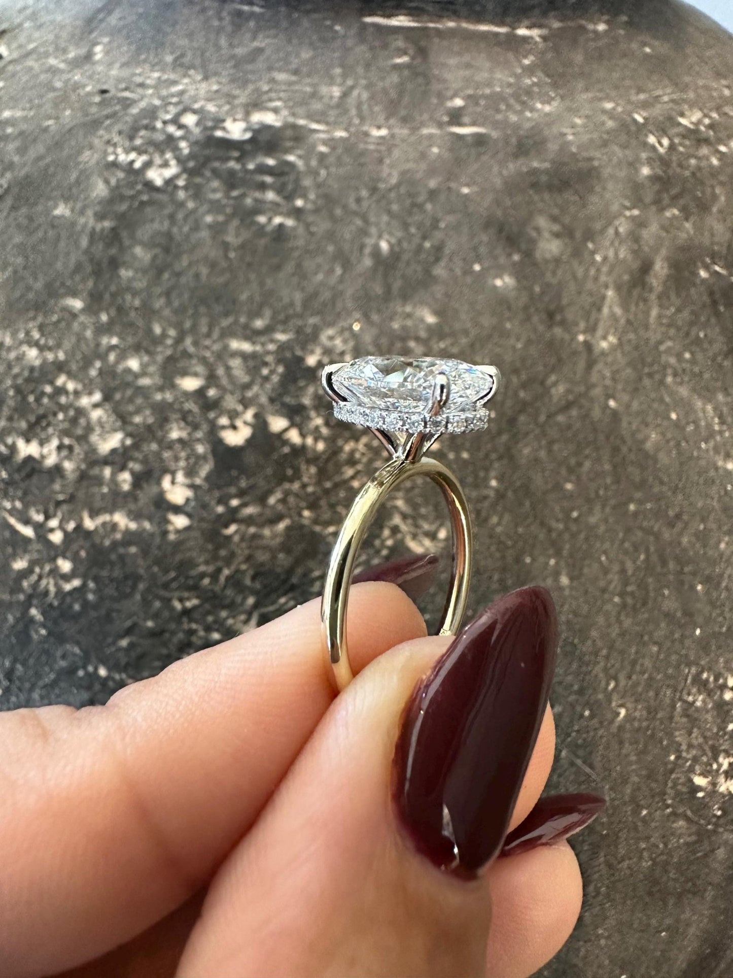 3 ct Anillo de compromiso con diamante ovalado en oro 14k - BODHANA