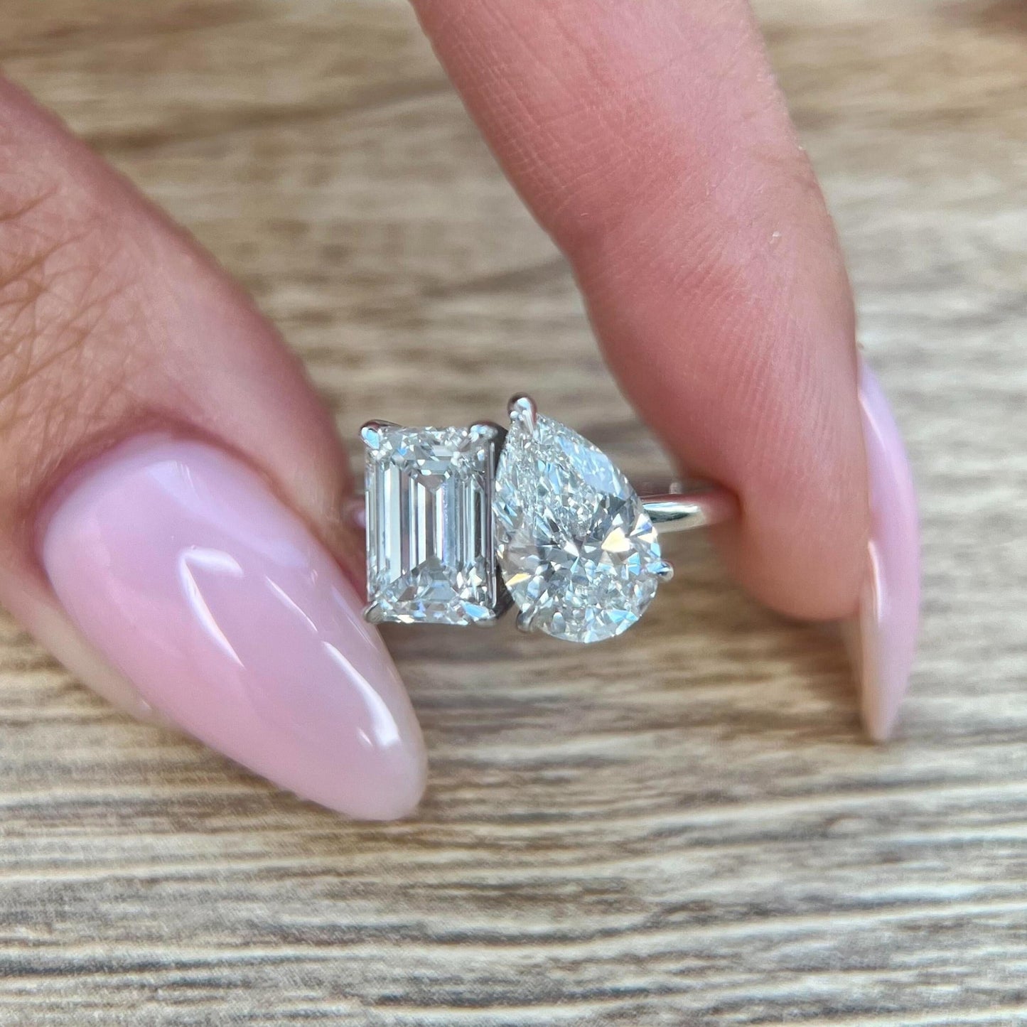 4 ct Anillo de compromiso con diamante Corte Pera y Esmeralda Oro 14k - BODHANA