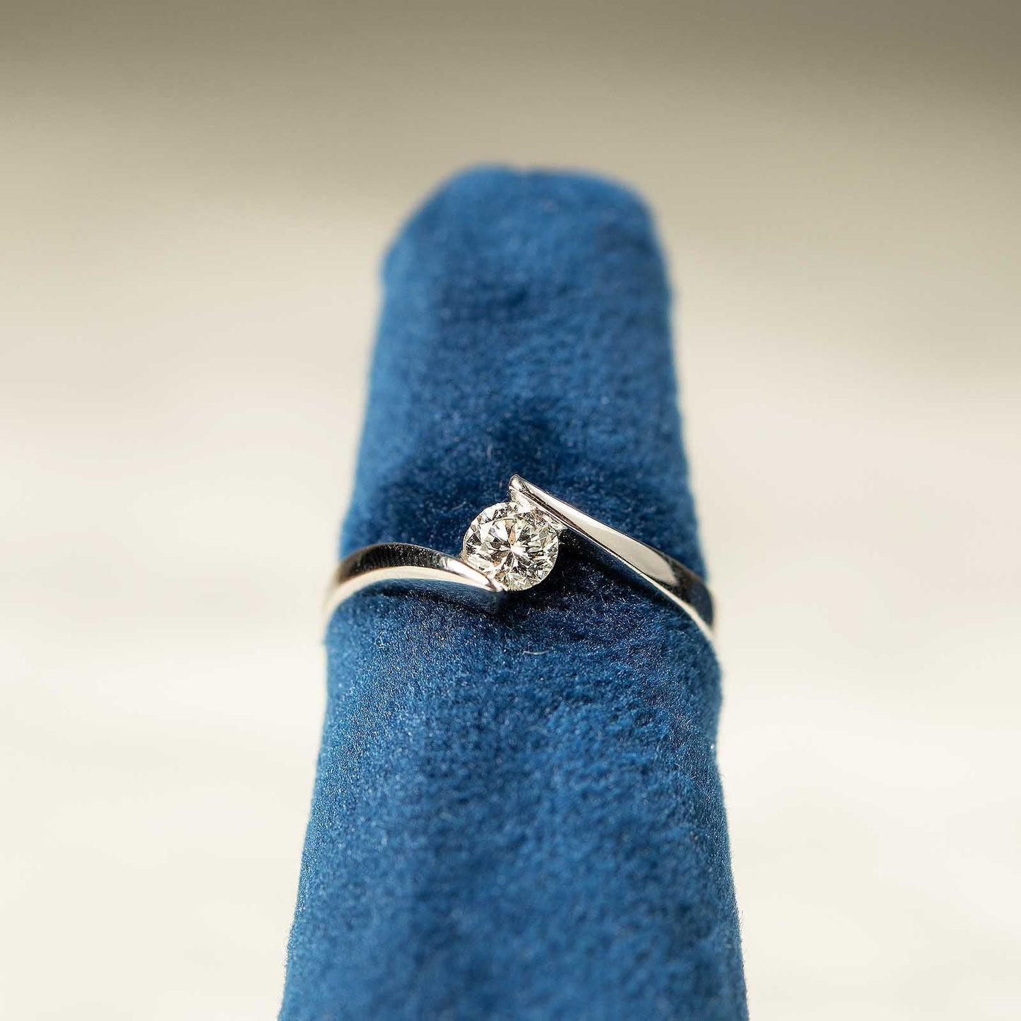 Montura Anillo de compromiso solitario con diseño twist (no incluye diamante central) - BODHANA