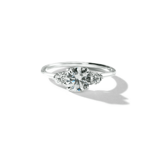 Montura para anillo de compromiso con dos diamantes laterales (no incluye diamante central) - BODHANA