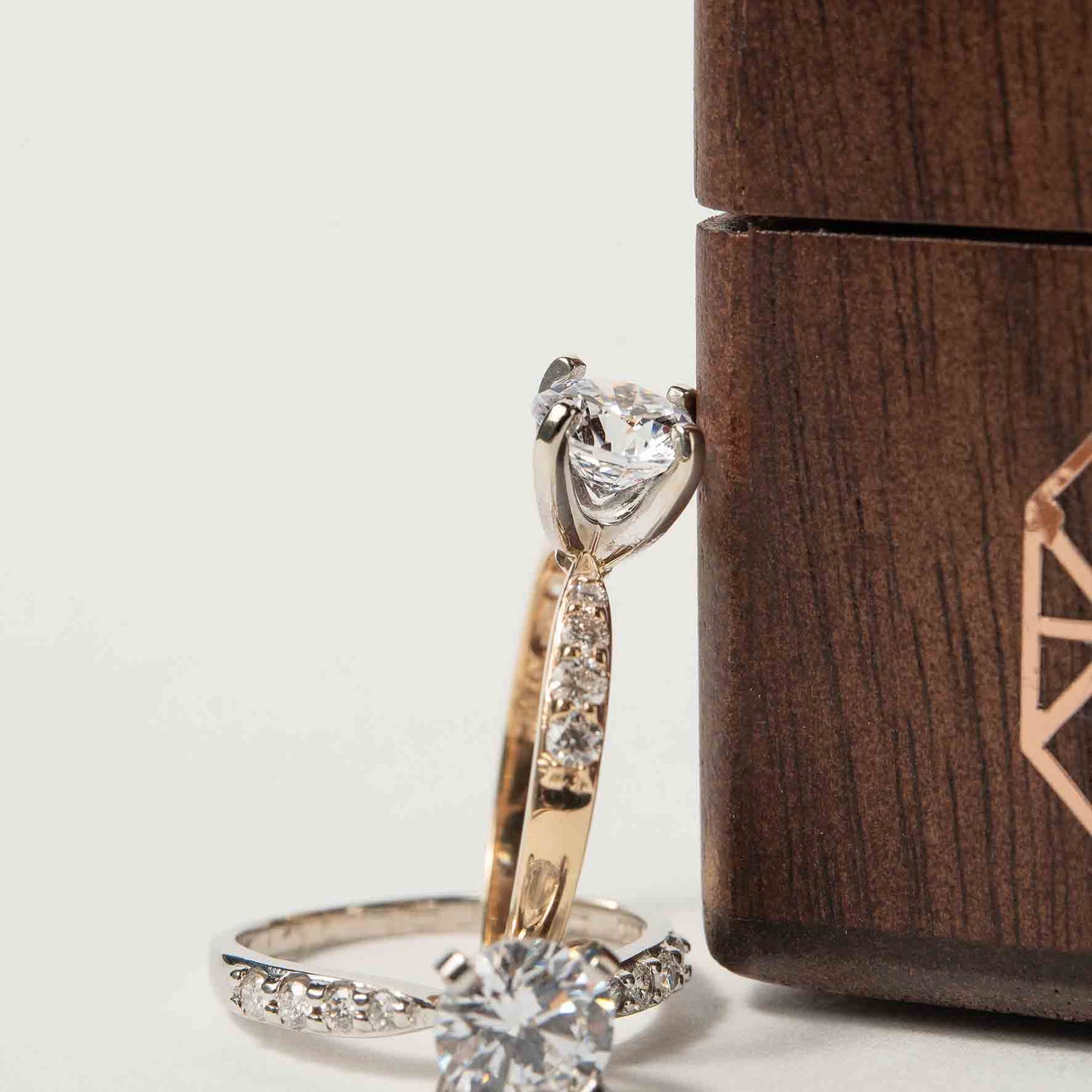 Montura pavé estilo moño para anillo de compromiso (no incluye diamante central) - BODHANA