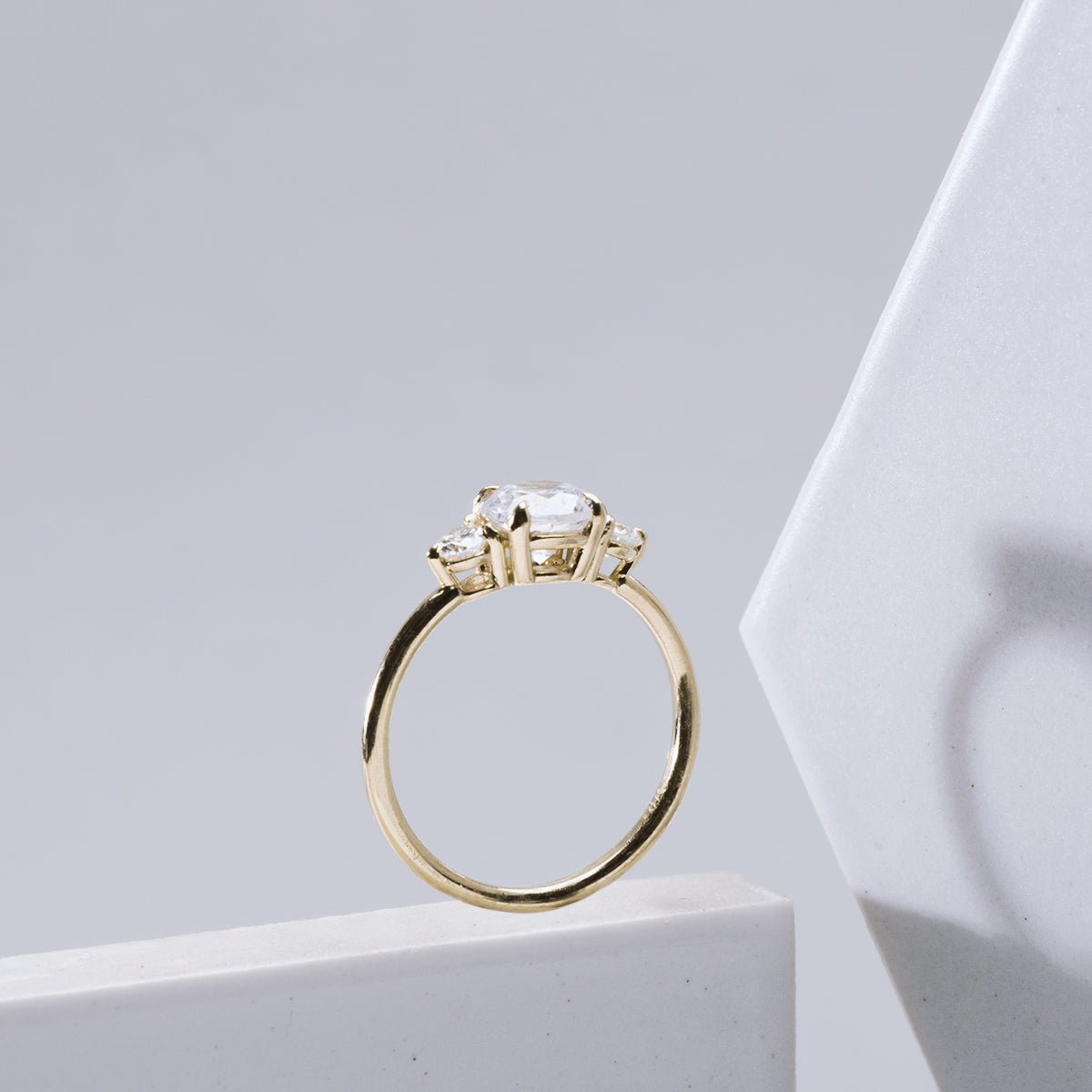Anillo con Diamantes Laterales - bodhana