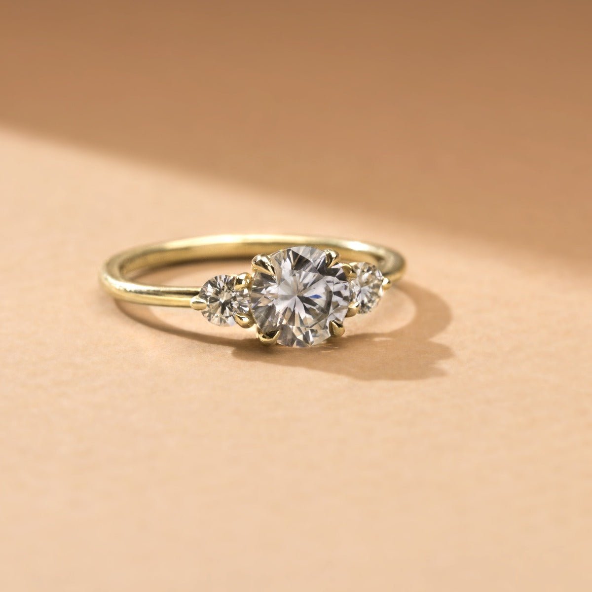 Anillo con Diamantes Laterales - bodhana