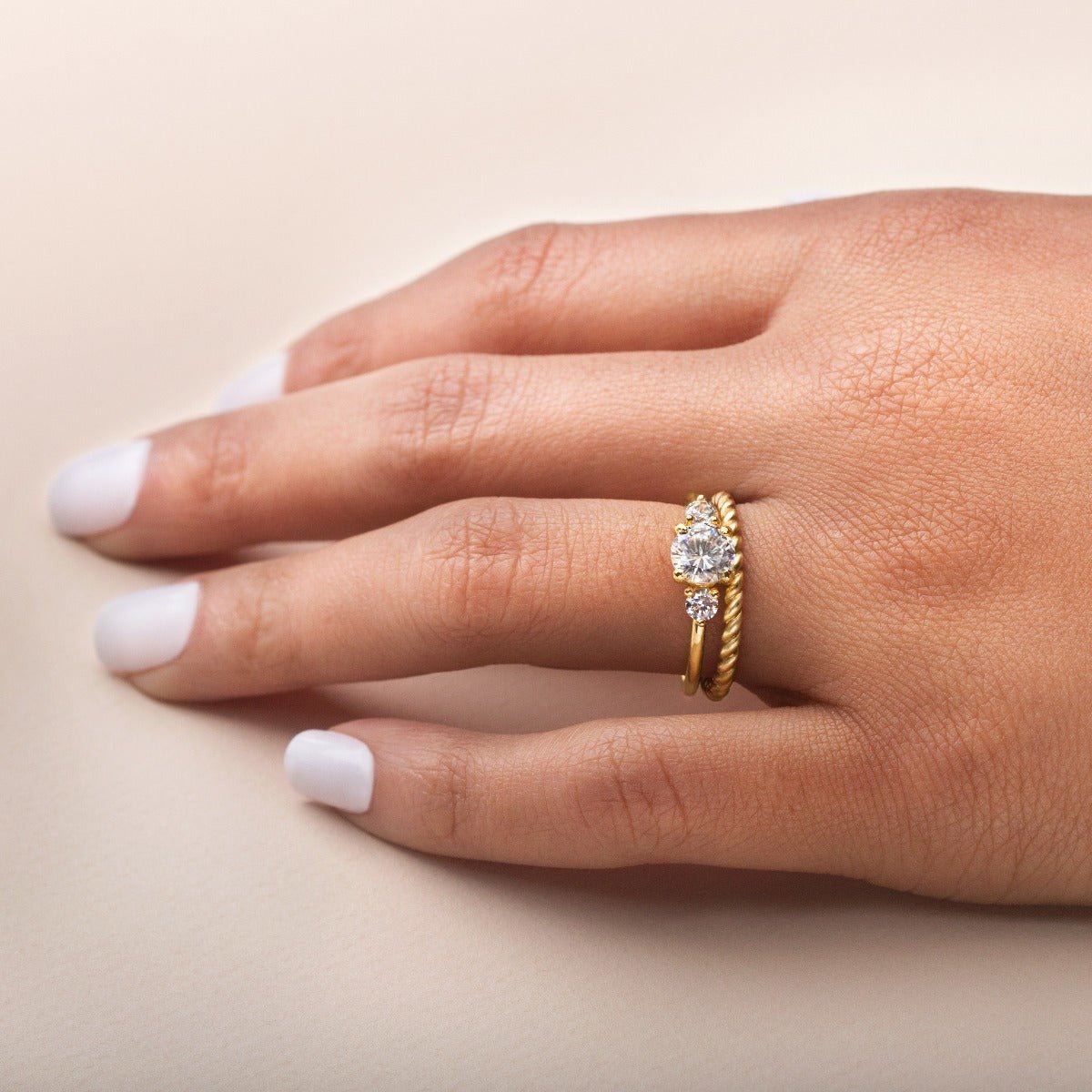 Anillo con Diamantes Laterales - bodhana