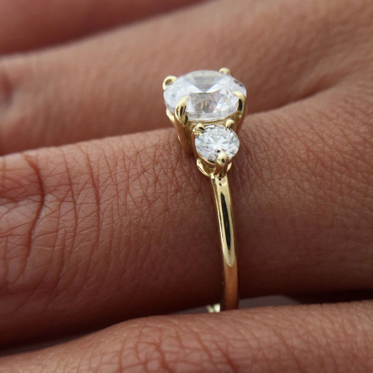 Anillo con Diamantes Laterales - bodhana