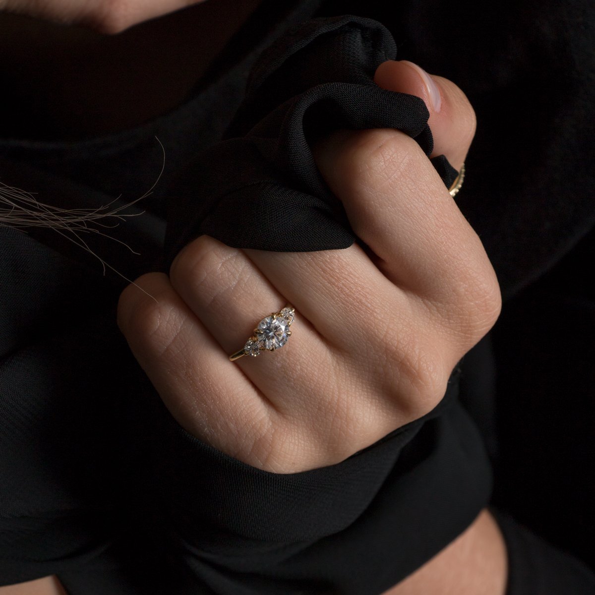 Anillo con Diamantes Laterales - bodhana
