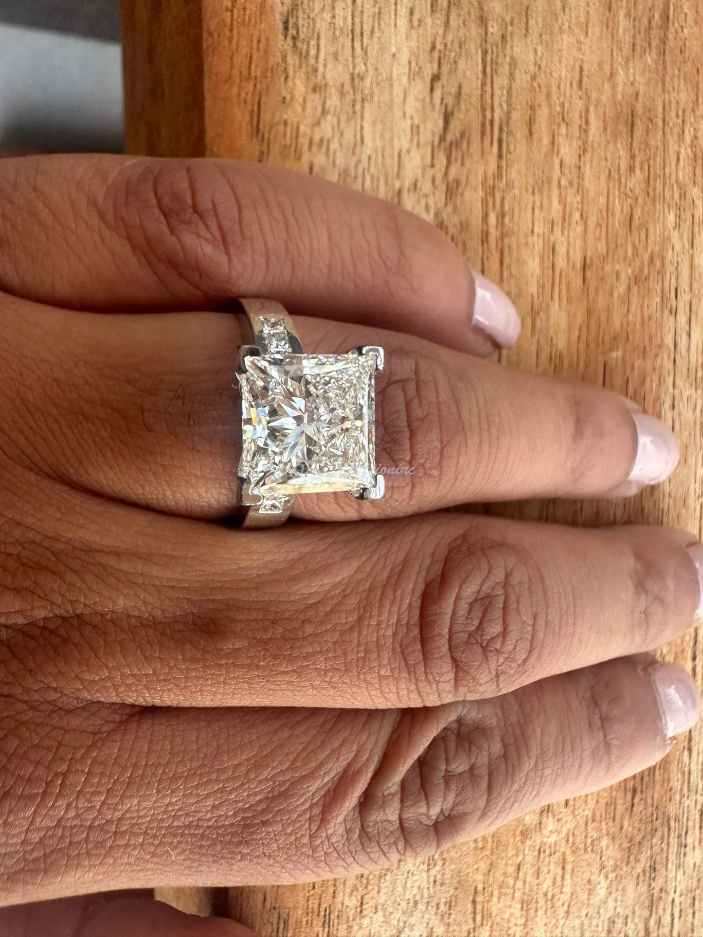 Anillo de Compromiso Corte Princesa, Diamante de 5 ct en Oro de 14 Kilates. - BODHANA