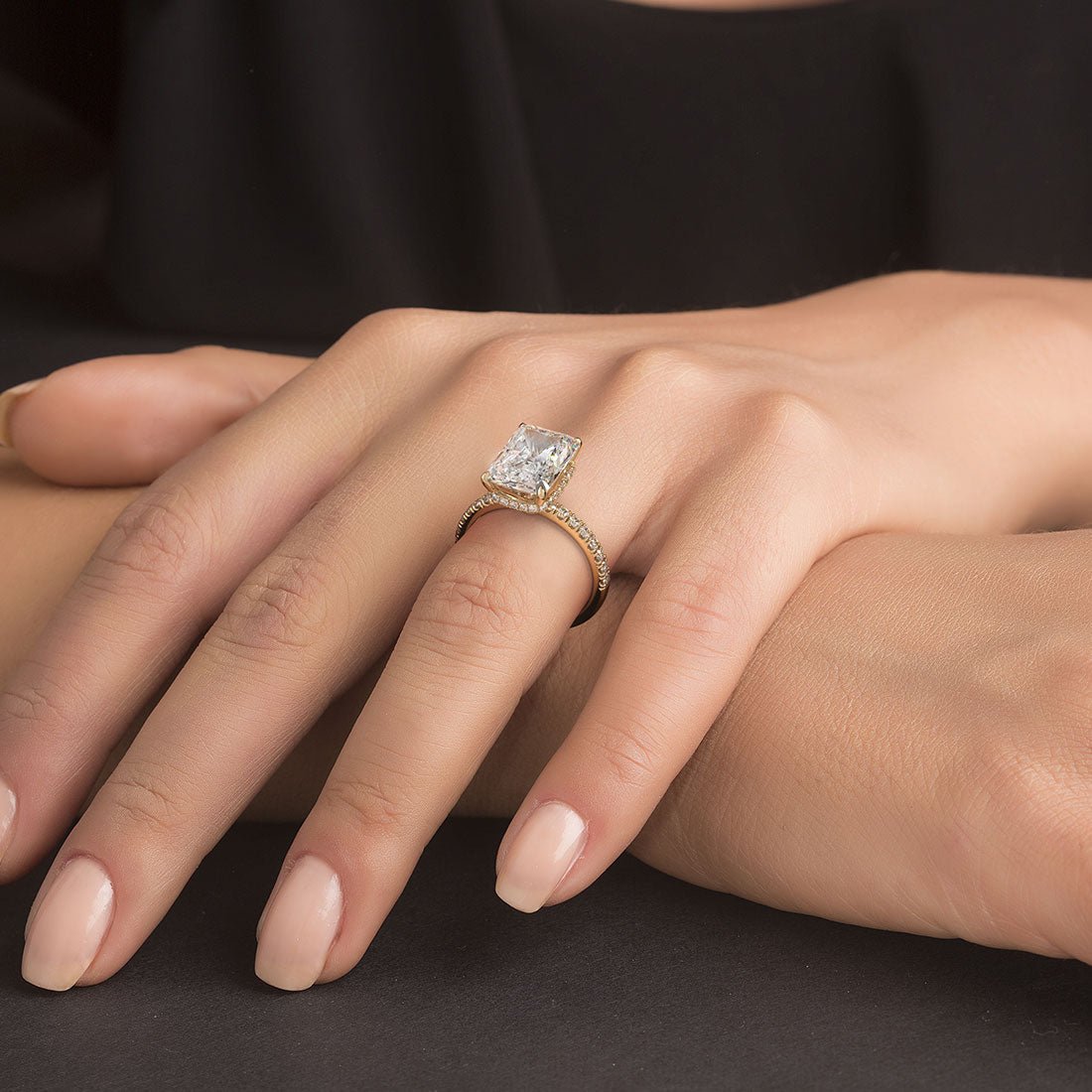Anillo de Compromiso de Diamante Solitario Clásico de 4 Quilates con Halo Inferior y Micropavé Petite - BODHANA