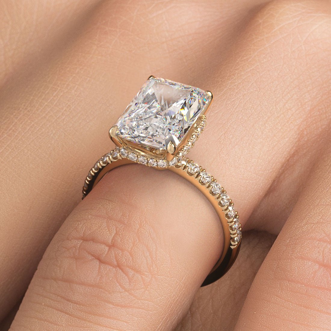 Anillo de Compromiso de Diamante Solitario Clásico de 4 Quilates con Halo Inferior y Micropavé Petite - BODHANA
