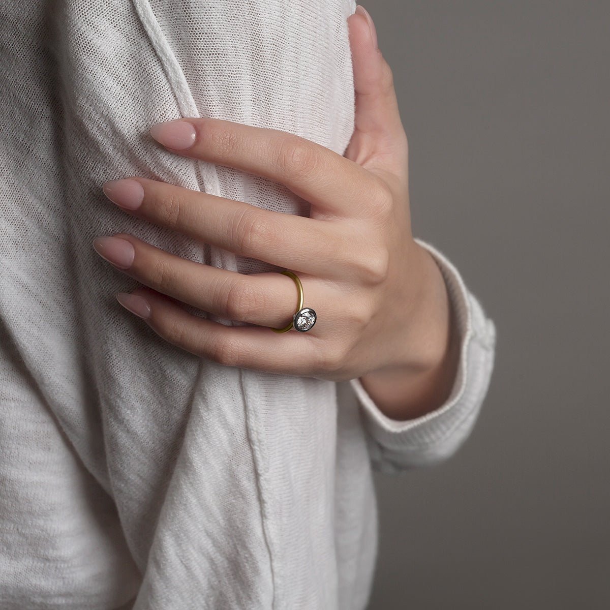 Anillo Solitario Bezel - bodhana