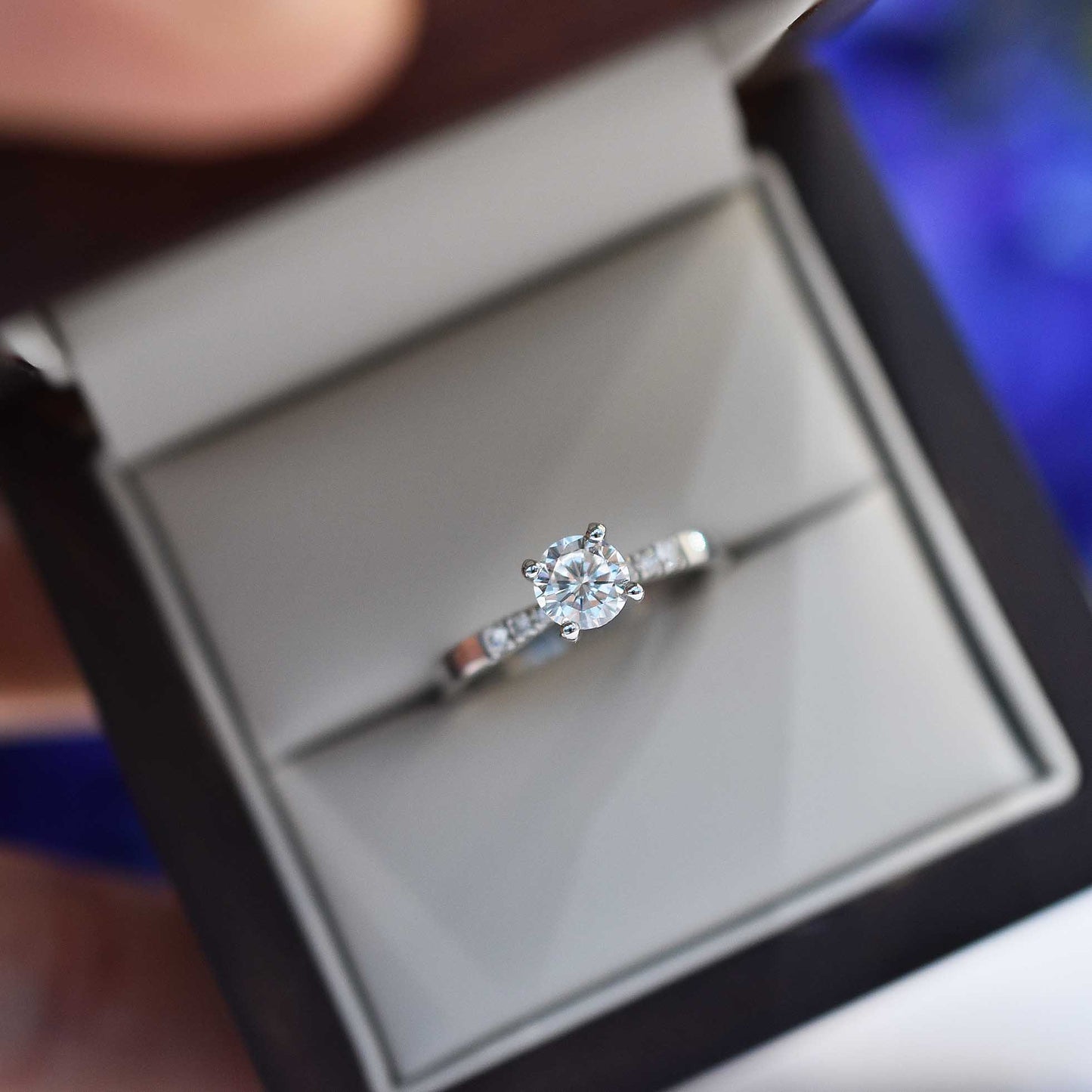 Montura pavé estilo moño para anillo de compromiso (no incluye diamante central) - BODHANA