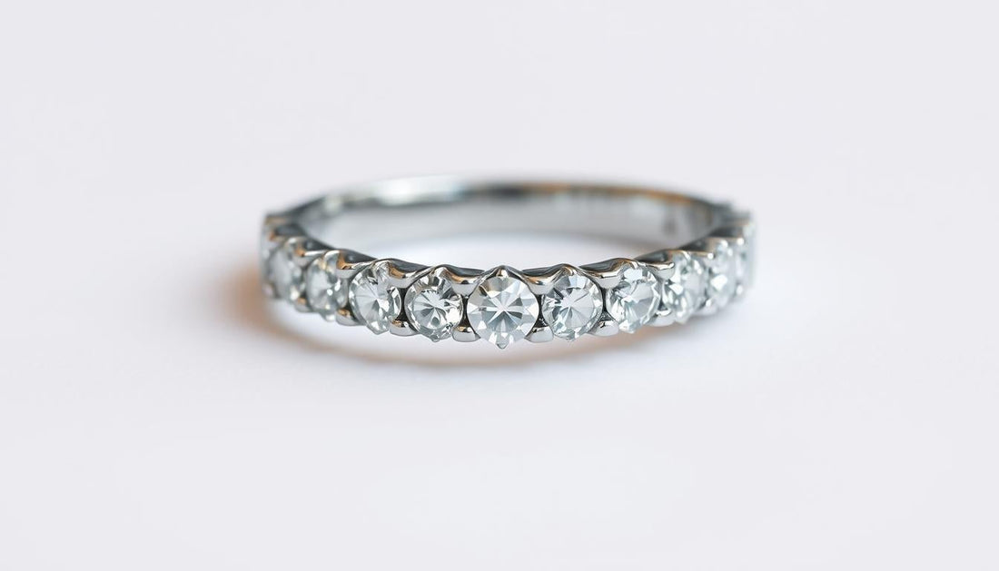 Engarce pavé en anillos de compromiso: qué es y cómo realza el diamante - BODHANA