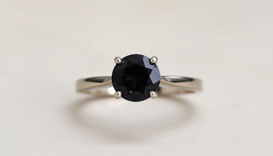 Qué simboliza un anillo de compromiso de diamante negro - BODHANA