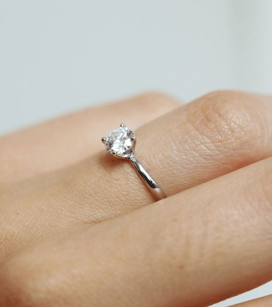0.30 ct Anillo de compromiso con diamante redondo oro 14k - BODHANA