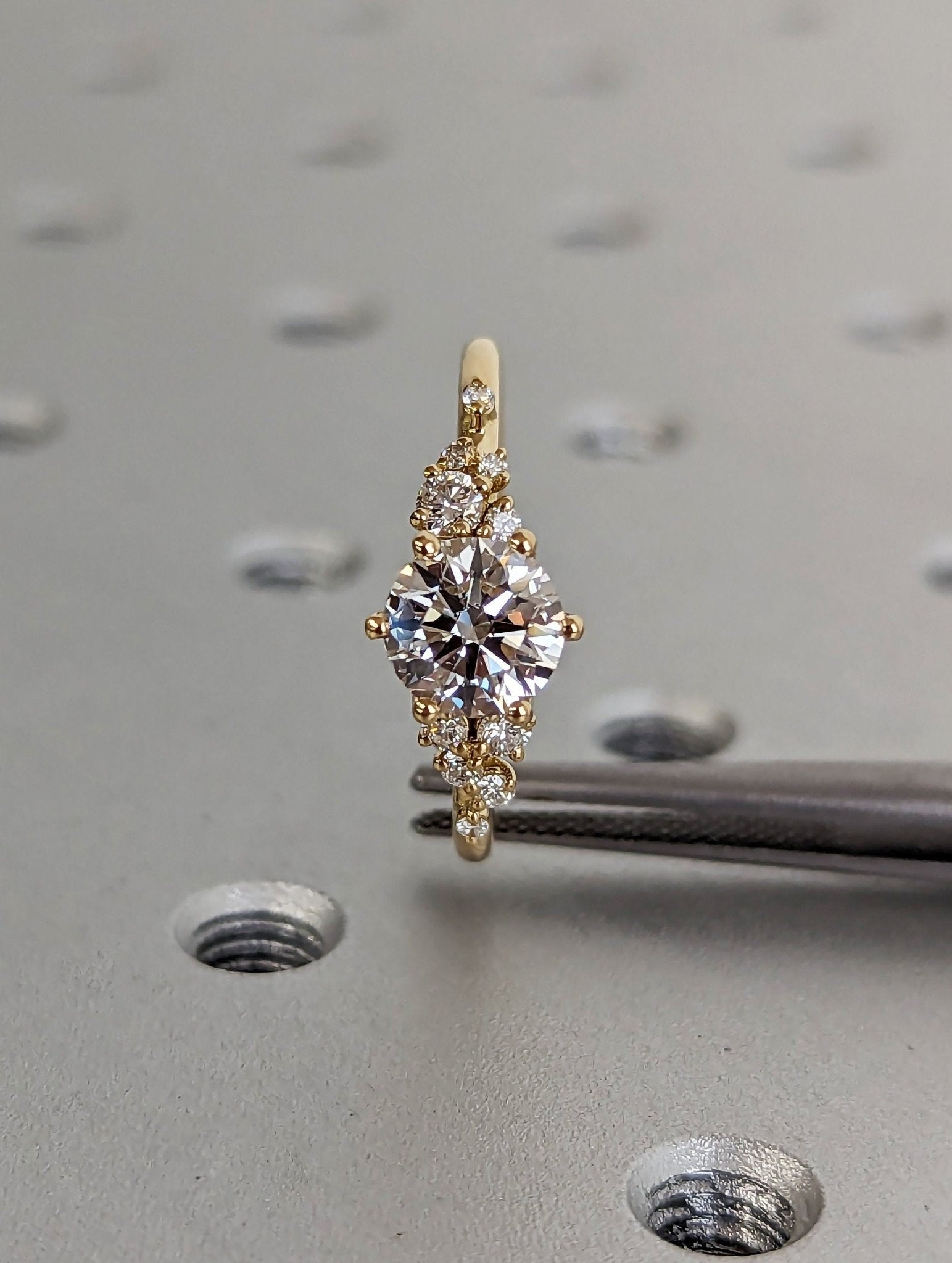 1 ct Anillo de compromiso con diamante redondo en oro de 14K - BODHANA