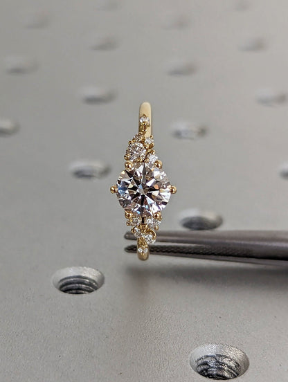 1 ct Anillo de compromiso con diamante redondo en oro de 14K - BODHANA