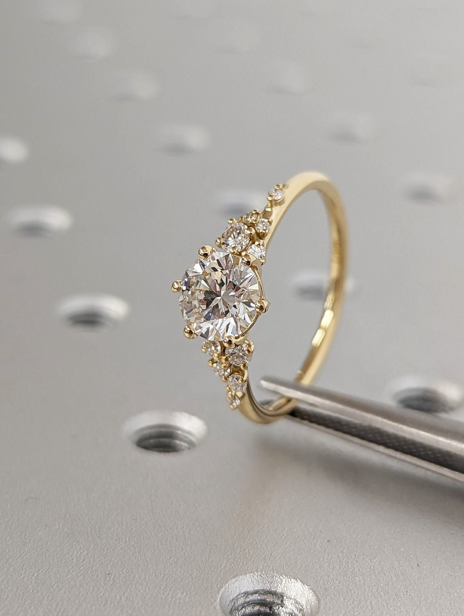 1 ct Anillo de compromiso con diamante redondo en oro de 14K - BODHANA