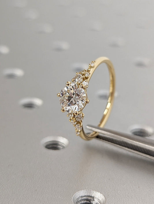 1 ct Anillo de compromiso con diamante redondo en oro de 14K - BODHANA