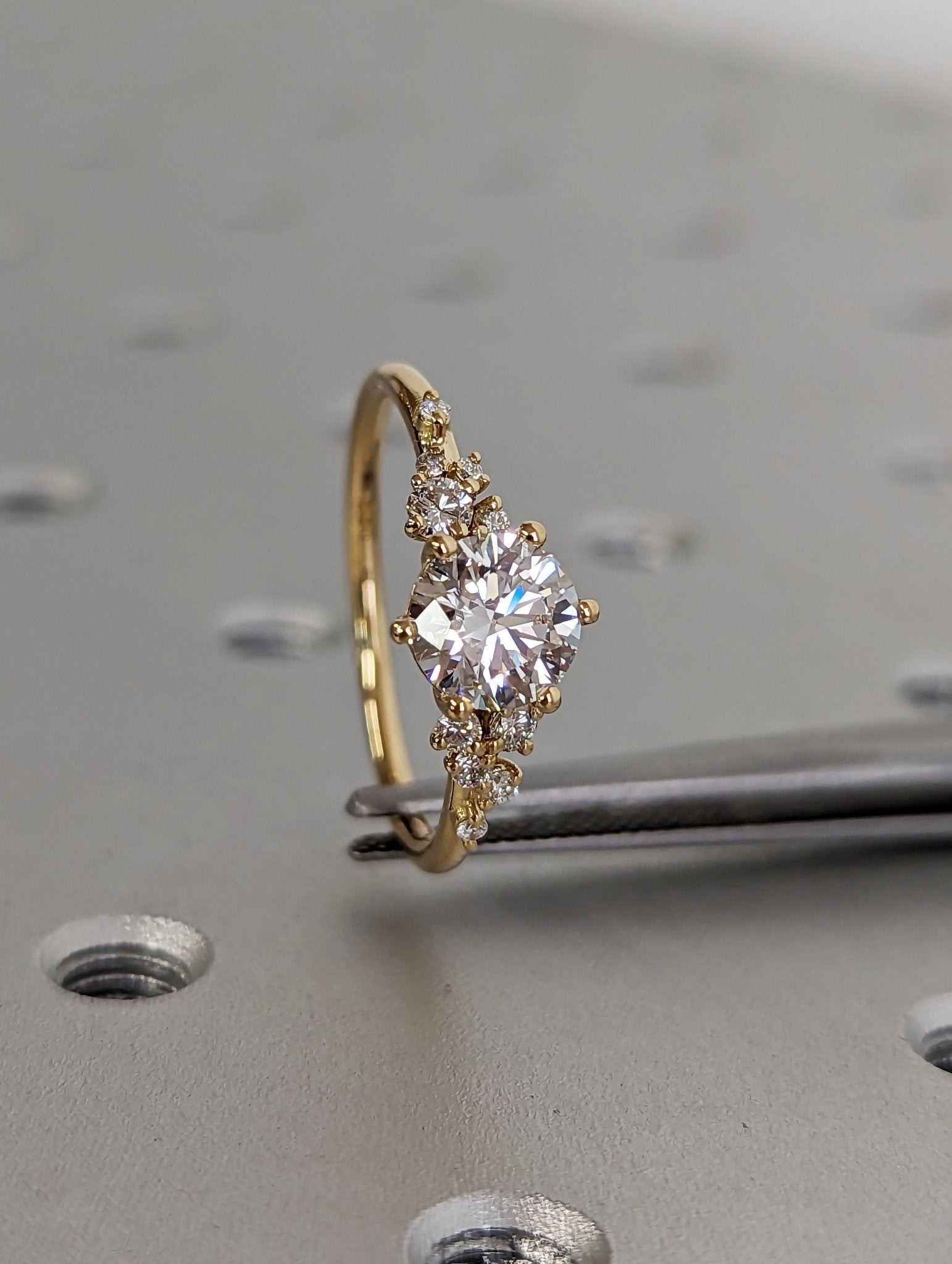1 ct Anillo de compromiso con diamante redondo en oro de 14K - BODHANA
