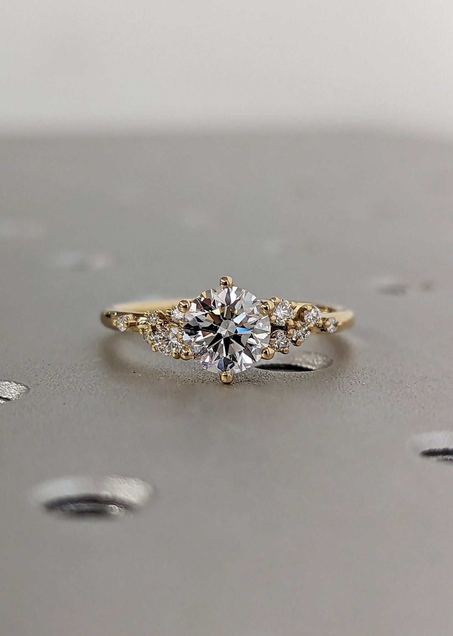 1 ct Anillo de compromiso con diamante redondo en oro de 14K - BODHANA