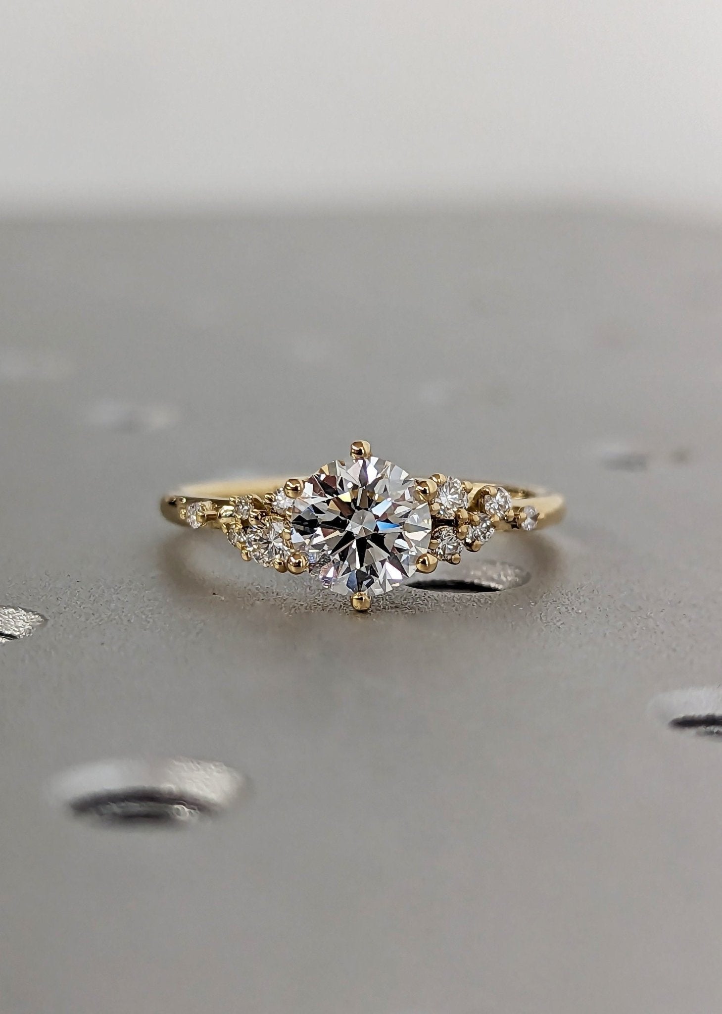 1 ct Anillo de compromiso con diamante redondo en oro de 14K - BODHANA