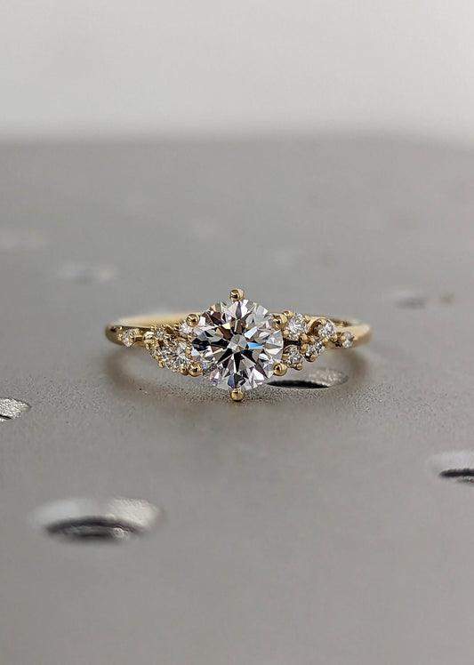 1 ct Anillo de compromiso con diamante redondo en oro de 14K - BODHANA