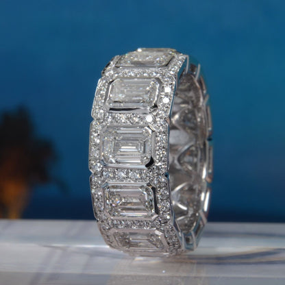 Anillo de Eternidad para Hombre de Corte Esmeralda con Halo de 10 Quilates