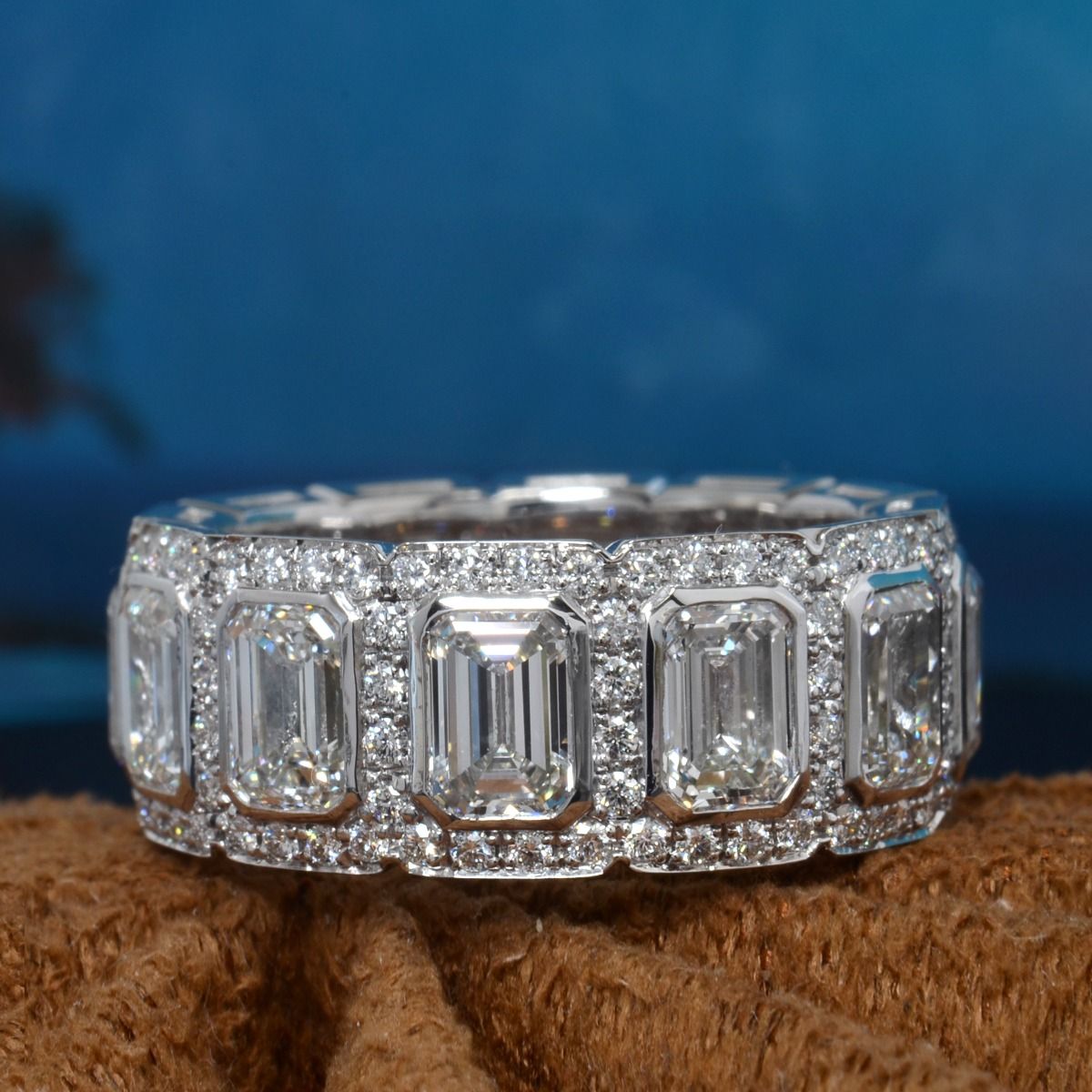 Anillo de Eternidad para Hombre de Corte Esmeralda con Halo de 10 Quilates