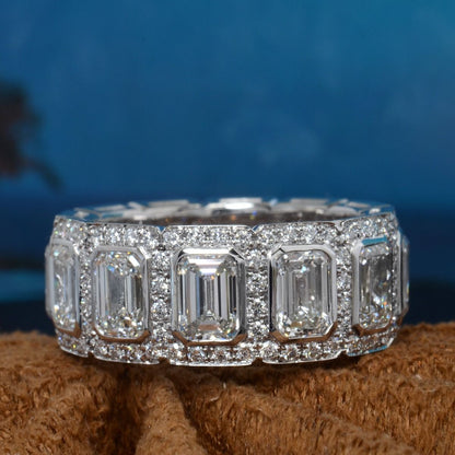 Anillo de Eternidad para Hombre de Corte Esmeralda con Halo de 10 Quilates