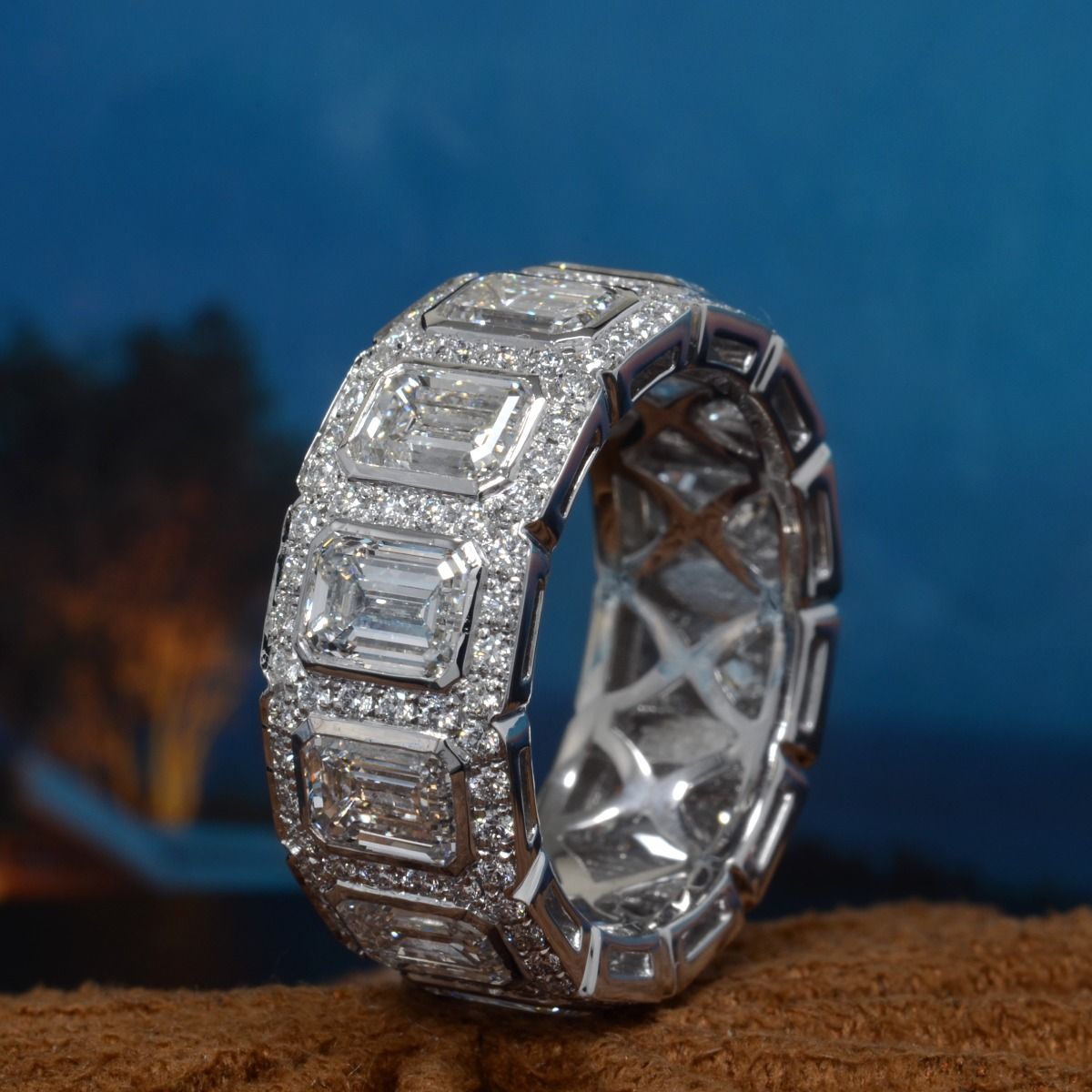 Anillo de Eternidad para Hombre de Corte Esmeralda con Halo de 10 Quilates