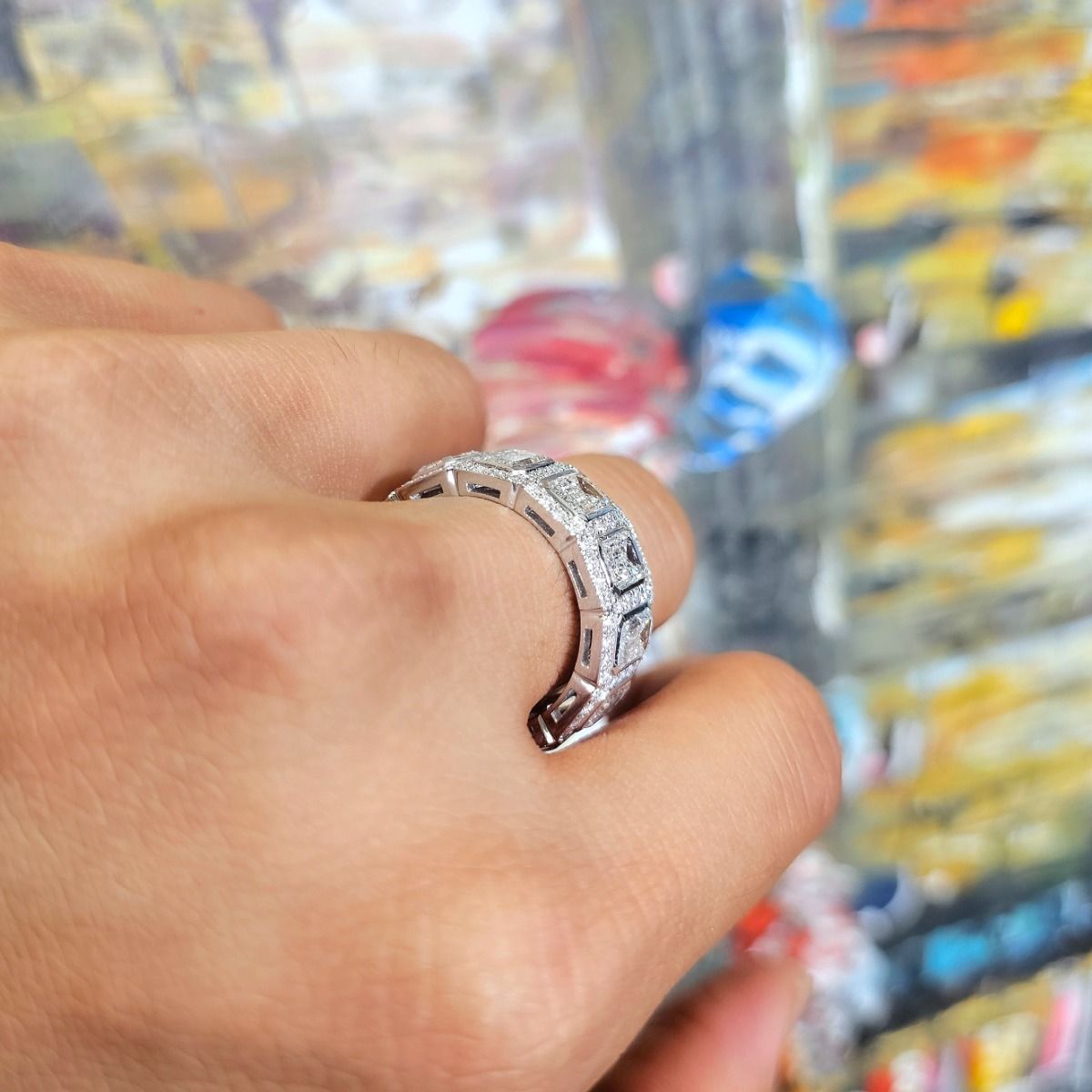Anillo de Eternidad para Hombre de Corte Esmeralda con Halo de 10 Quilates