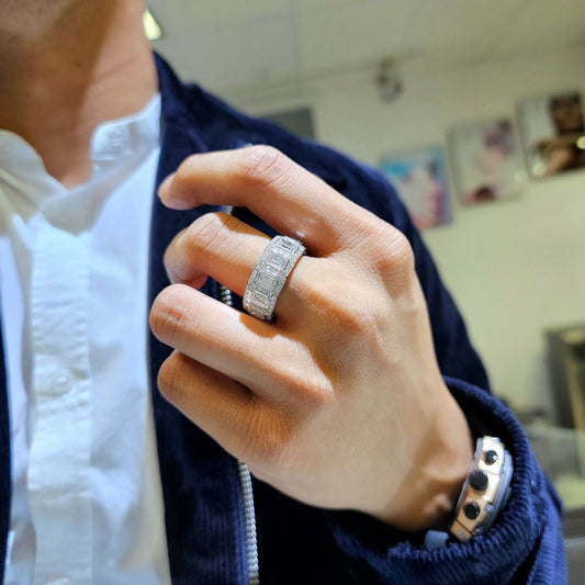 Anillo de Eternidad para Hombre de Corte Esmeralda con Halo de 10 Quilates