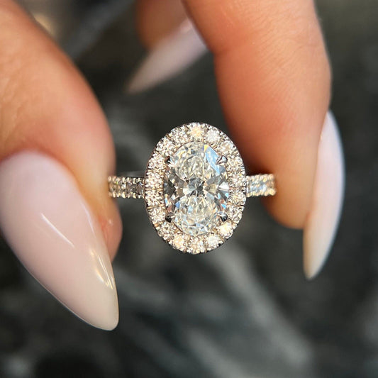 1.5 ct Anillo de compromiso con diamante ovalado en oro de 14k con Halo Pave - BODHANA