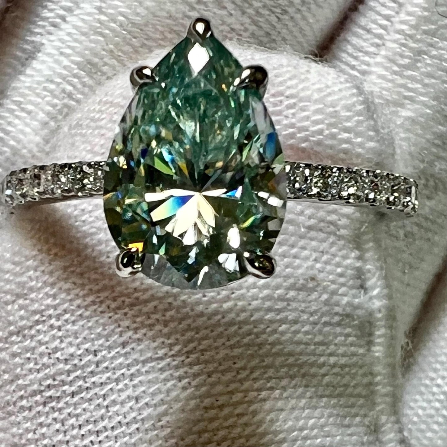 2.25 ct Anillo de compromiso con diamante pera azul verdoso vívido oro 14k - BODHANA