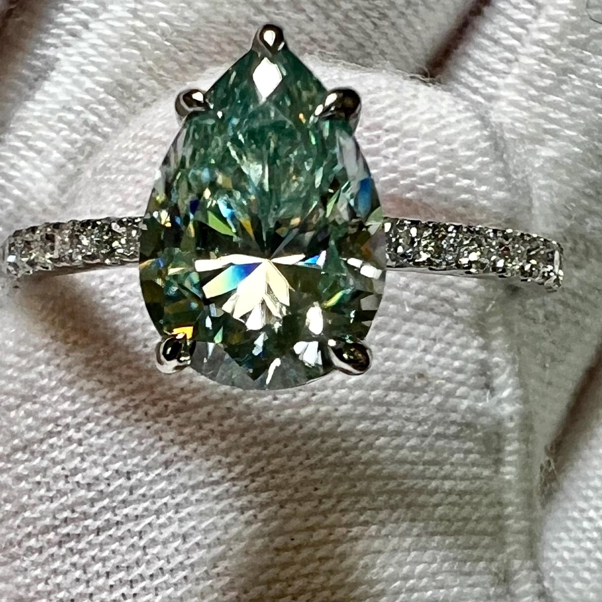 2.25 ct Anillo de compromiso con diamante pera azul verdoso vívido oro 14k - BODHANA
