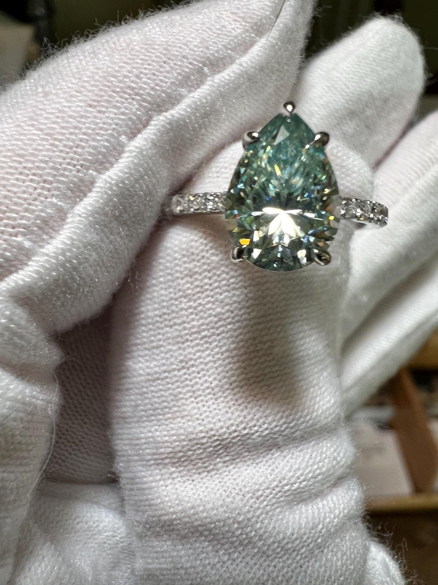 2.25 ct Anillo de compromiso con diamante pera azul verdoso vívido oro 14k - BODHANA